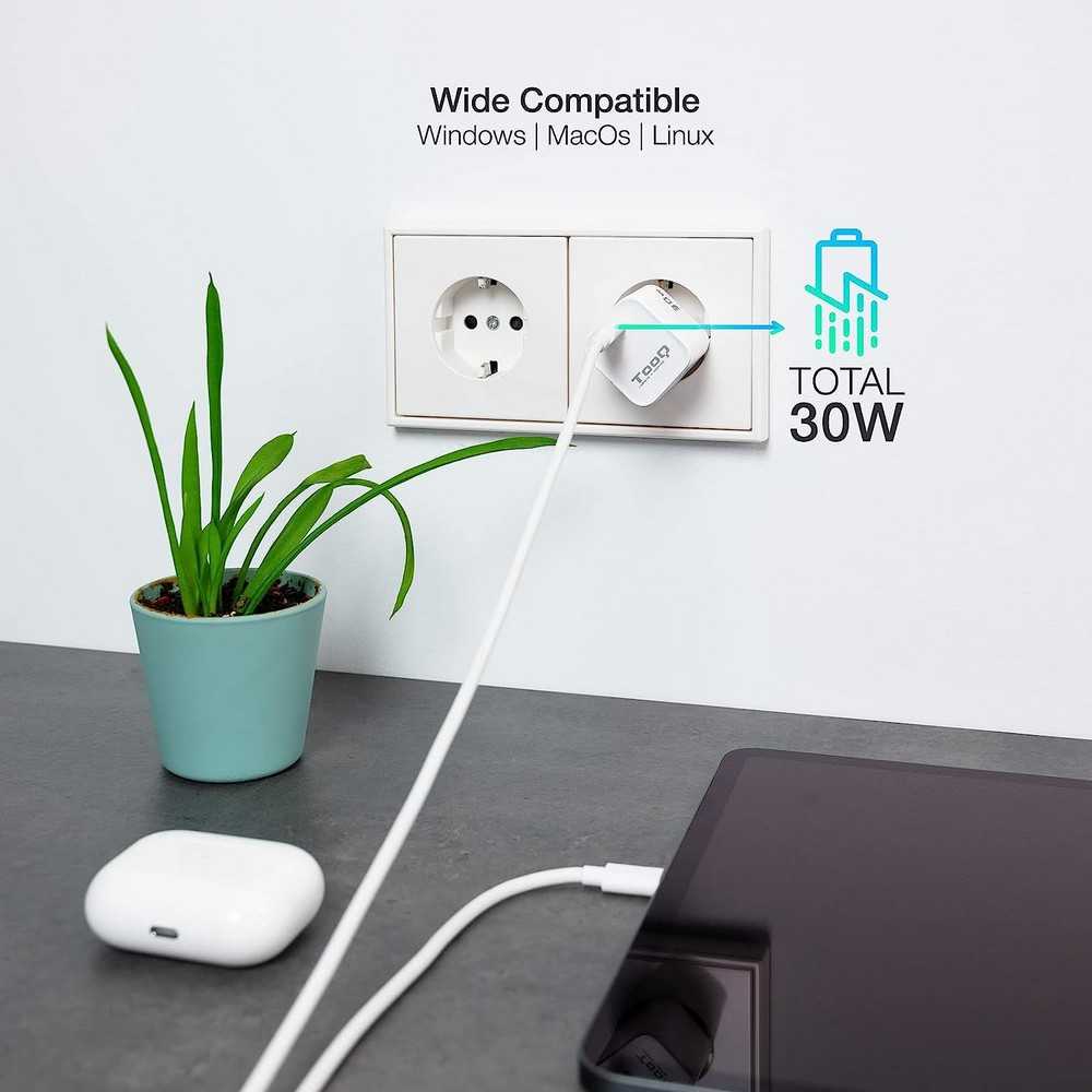 TOOQ Cargador de Pared USB-C 30W de Carga Rápida Color Blanco con tecnología GaN 100-240V