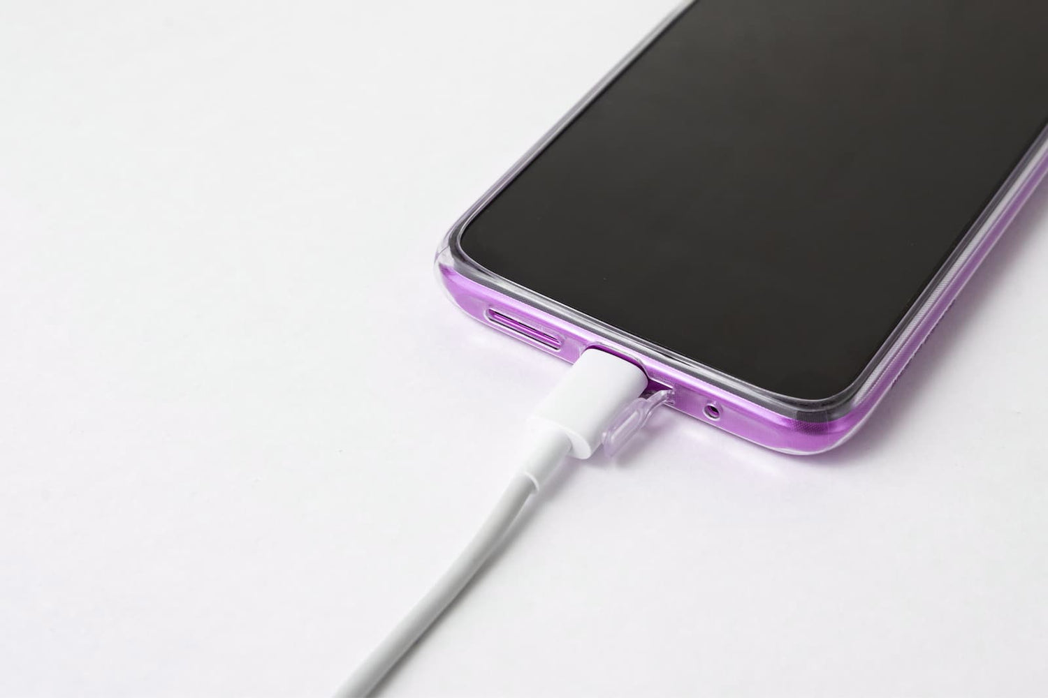 Cargadores y cables para dispositivos móviles. 